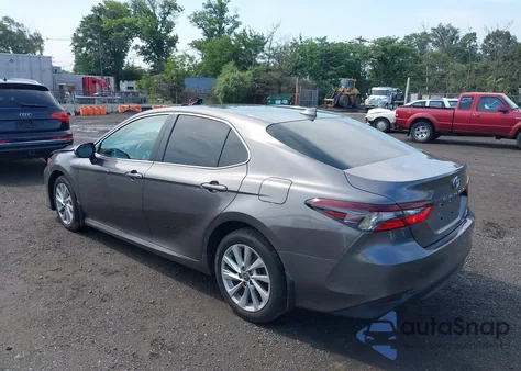 2022 Toyota Camry Le z USA, uszkodzony, nr VIN 4T1R11BK2NU055683
